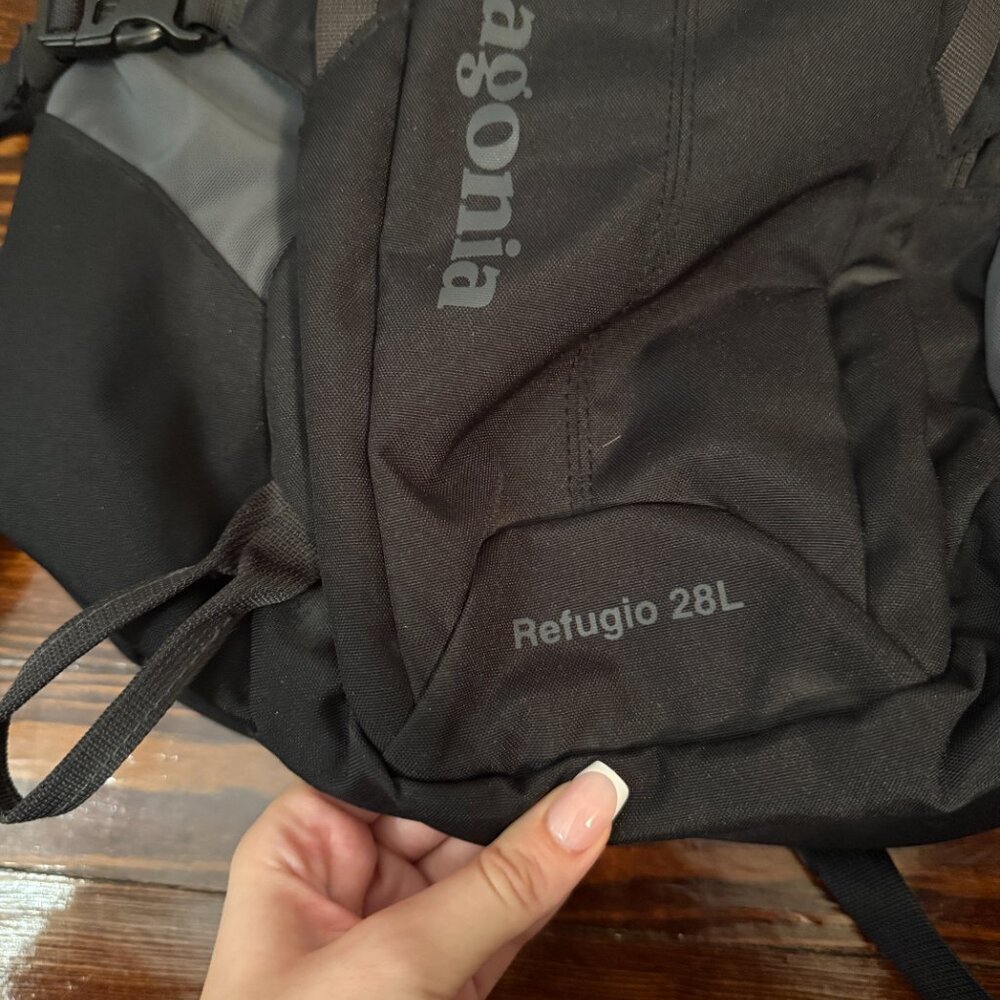 black patagonia refugio 28L with design - Picture 4 of 6